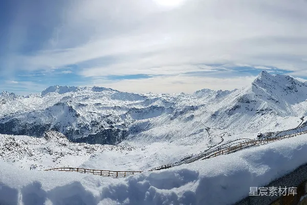 高清摄影 白天的冰川山全景
