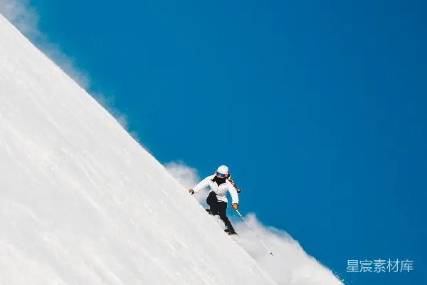 高清摄影 滑雪者在山崖上滑雪