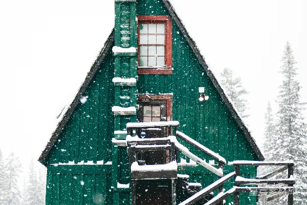 高清摄影 绿木屋上雪落的延时摄影