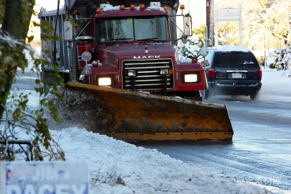 高清摄影 雪犁在覆盖着积雪的道路上行驶