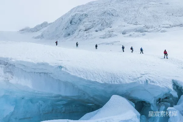 高清摄影 白天人们在雪山上行走