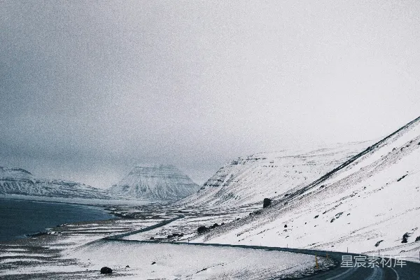 高清摄影 白天覆盖着白雪的山和湖泊