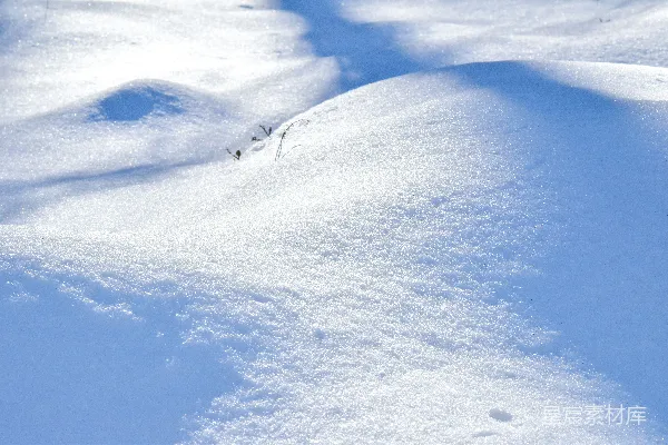 高清摄影 白天人在覆有积雪的地面上行走
