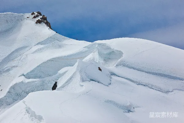 高清摄影 雪覆盖的山峦风景照