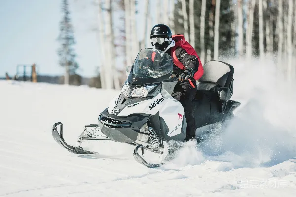 高清摄影 白天一名人在雪地摩托上骑行