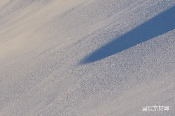 高清摄影 滑雪者在雪覆盖的山坡上滑下