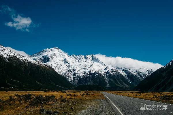 高清摄影 白天的山路覆雪之路