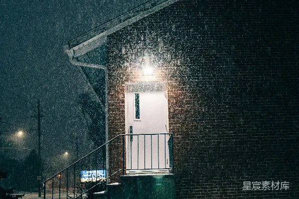 高清摄影 覆盖着白雪的有门有台阶的建筑物