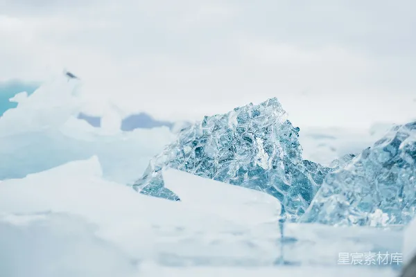 高清摄影 浅景深摄影中的雪覆盖岩石