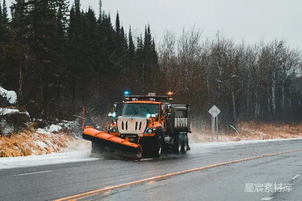 高清摄影 冬天里一辆雪铲车在道路上行驶。