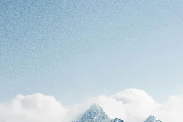 高清摄影 白天雪覆盖的山蓝天下