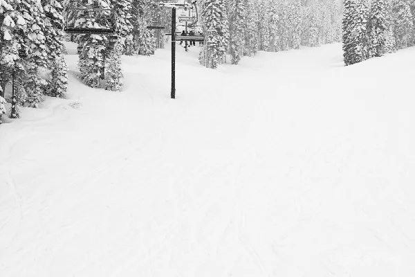 高清摄影 男人正在缆车附近滑雪