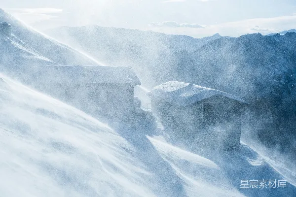 高清摄影 两间被雪覆盖的小屋