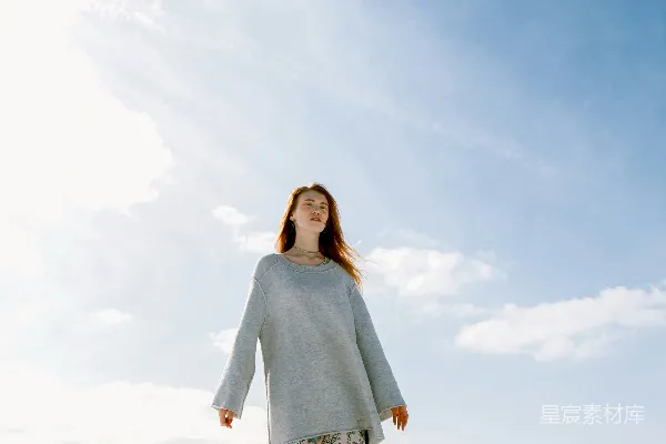 高清摄影 灰衫女子站在雪地上方