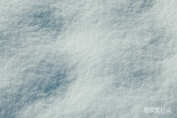高清摄影 一名雪板者正在往下滑雪的山坡上滑行