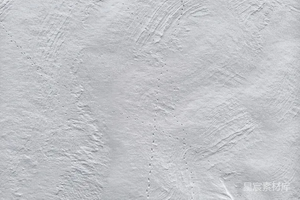 高清摄影 滑雪板运动员正在滑下一条雪坡。