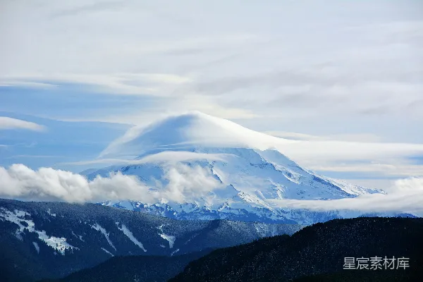 高清摄影 雪覆盖的山峦上的白云