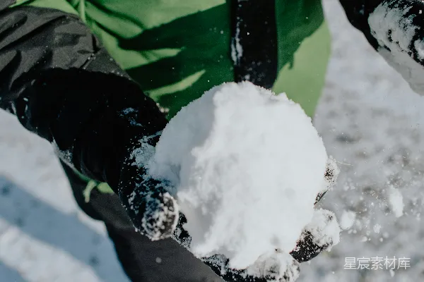 高清摄影 穿着绿黑夹克的人举着手雪