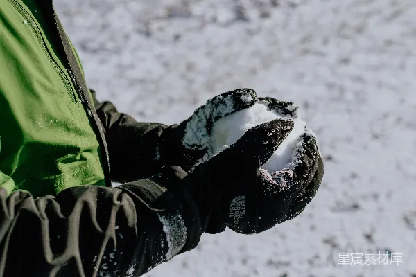 高清摄影 穿着绿色和黑色夹克以及黑色长裤的人在雪覆盖的地面上白天行走