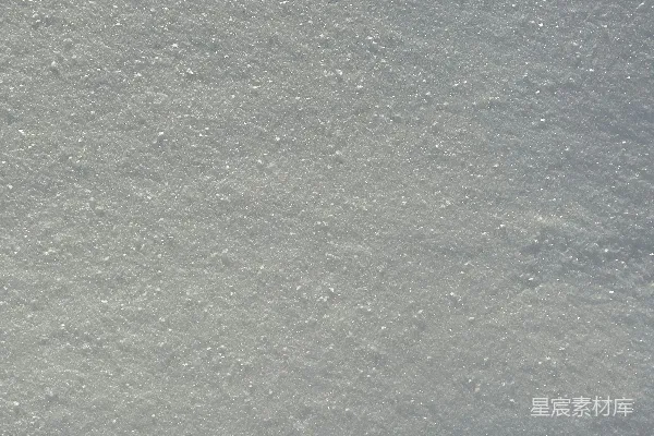 高清摄影 滑雪者在雪覆盖的山坡上滑下