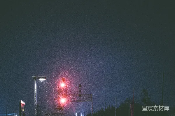 高清摄影 红绿灯近铁路路叉