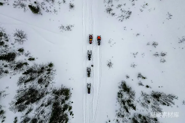 高清摄影 一列火车穿过积雪覆盖的森林