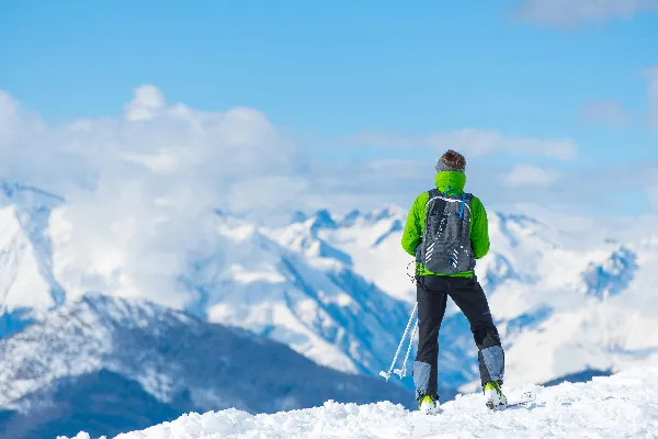 高清摄影 山顶上站立着一名男子