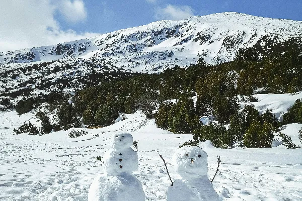 高清摄影 白天白雪覆盖的山顶，在蓝天之下。