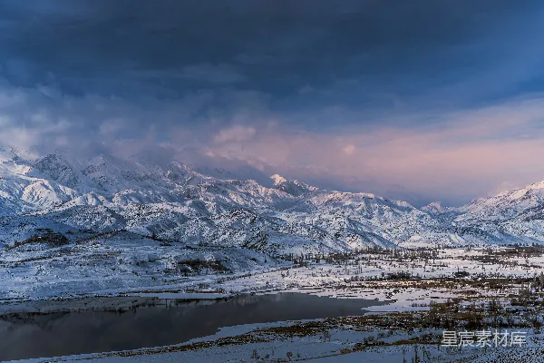 高清摄影 山峦覆盖着雪，前景中有一湖