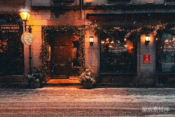 高清摄影 一条街道上的场景，重点放在一栋建筑物上。