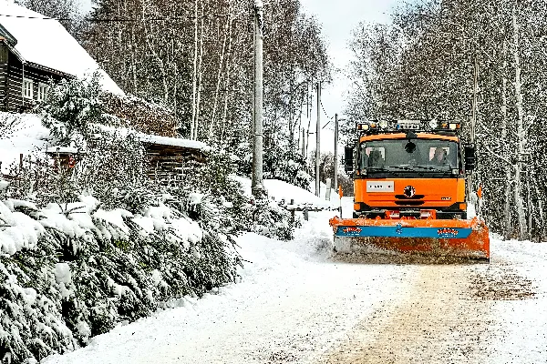 高清摄影 一辆雪犁在覆盖着积雪的道路上行驶。