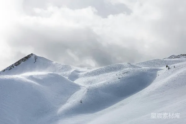 高清摄影 白云下的白雪山