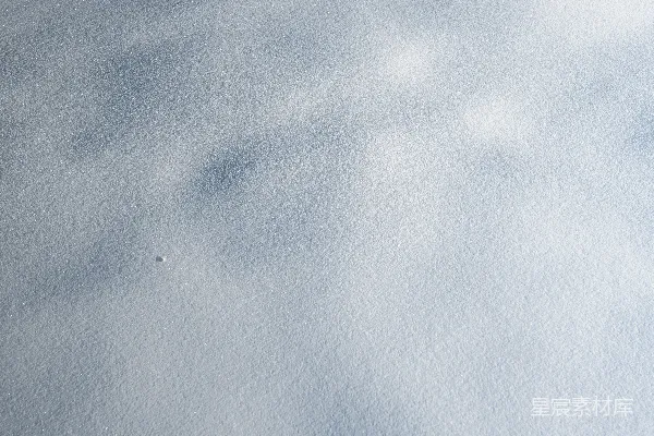 高清摄影 滑雪板运动员正在一条雪地里的斜坡下滑。