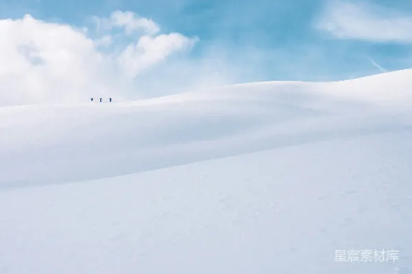 高清摄影 白雪覆盖着大地，白云点缀着天空。