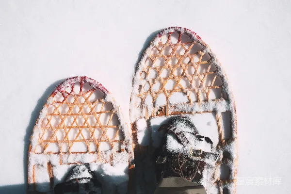 高清摄影 穿着雪鞋的人