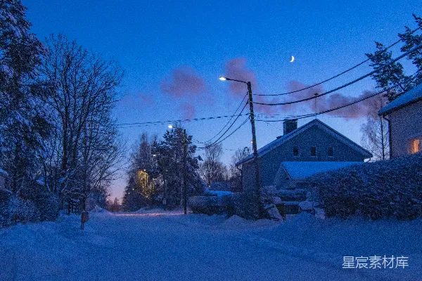 高清摄影 背景中有座房子的雪覆盖街道