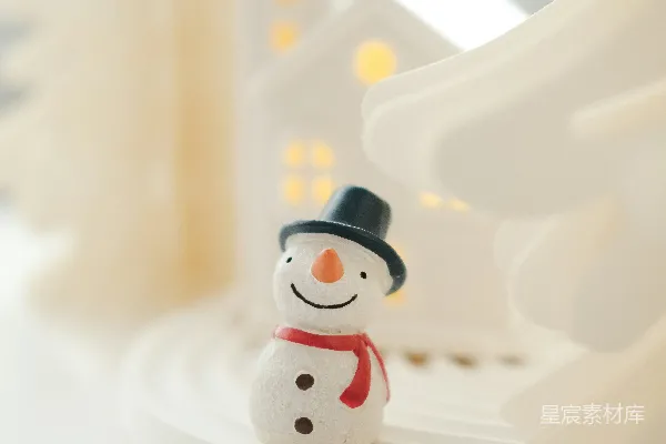 高清摄影 雪人玩偶坐在一棵圣诞树前