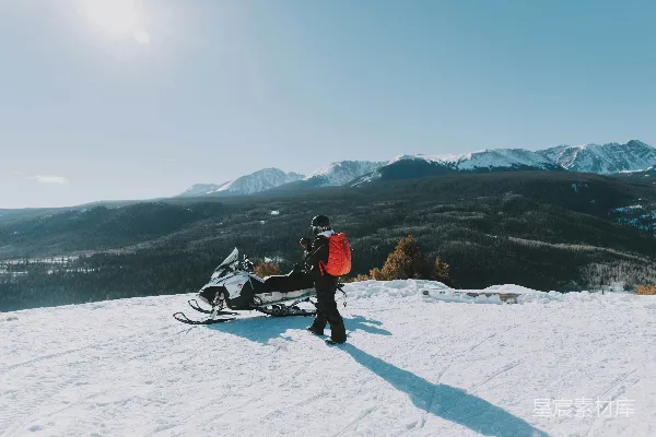 高清摄影 男人靠近一辆黑白雪地车行走