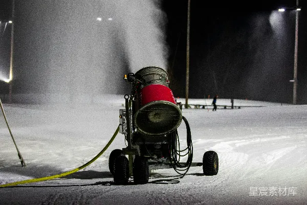 高清摄影 雪铲正在往地上喷雪。