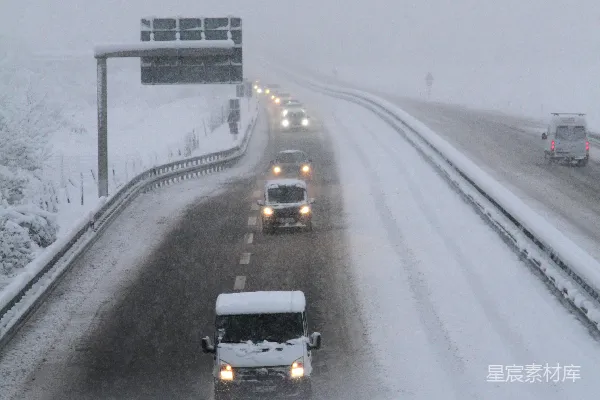 高清摄影 白天黑车在路上覆盖着积雪