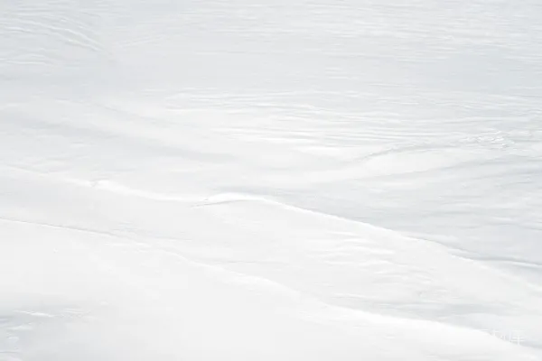 高清摄影 一个男人在雪覆盖的山坡上滑翔滑雪下滑
