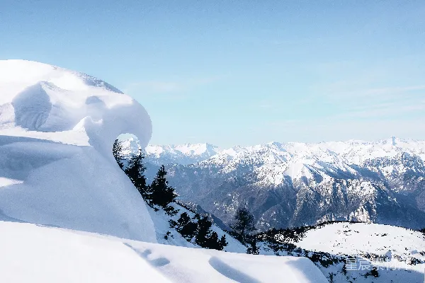 高清摄影 蓝天下白雪覆盖的山峦