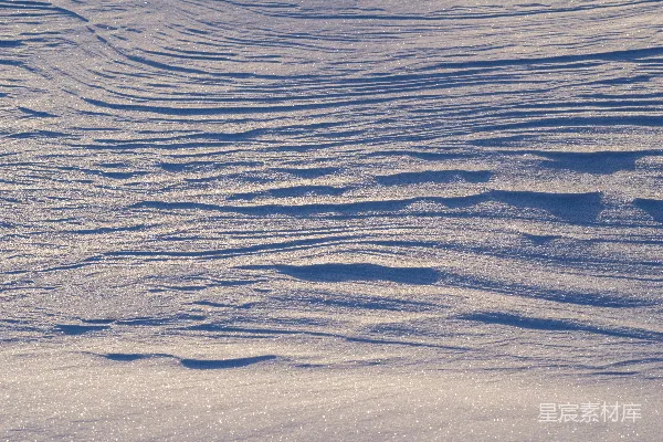 高清摄影 滑雪者正在雪坡下滑。