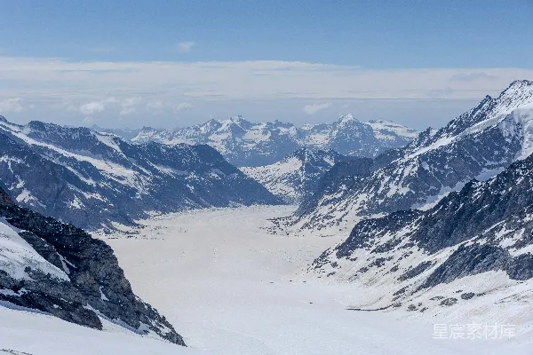 高清摄影 山顶上俯瞰一片雪白的山峦景色