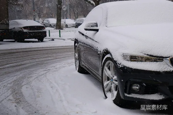 高清摄影 一辆汽车覆满积雪停在一条积雪覆盖的街道上