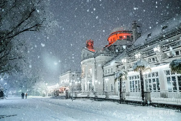 高清摄影 雪中白色的红色混凝土建筑