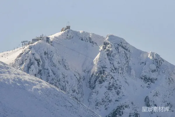 高清摄影 山顶有一座建筑的 snowy 山峰