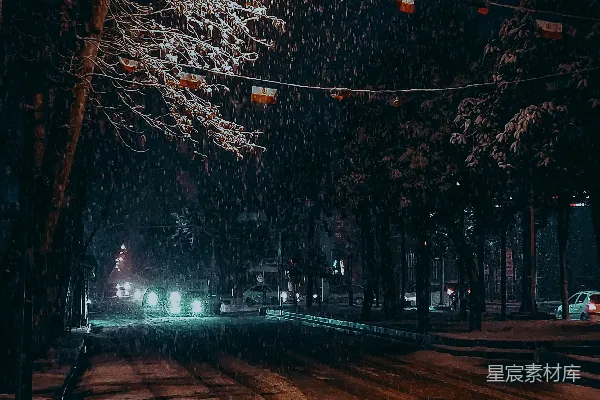 高清摄影 夜晚的街道灯光闪烁，地上覆盖着白雪。