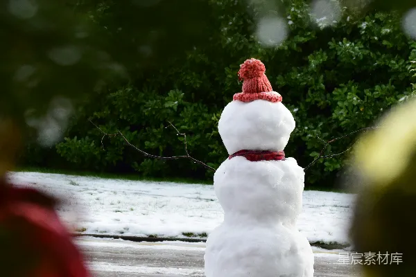 高清摄影 雪人玩偶置于覆有白雪的地上