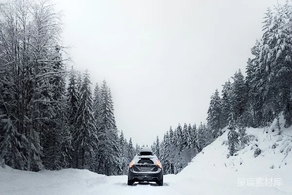 高清摄影 黑色轿车在雪覆盖的道路上
